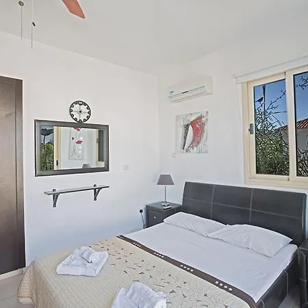 Foros Dyo - Modern 3 Bedroom Pernera With Pool - Close To Amenities