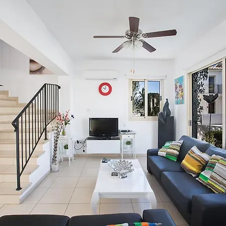 Villa Foros Dyo - Modern 3 Bedroom Pernera With Pool - Close To Amenities Protaras